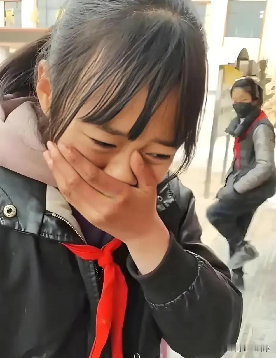 受胡雷资助去世女孩，遗体是在家附近水池发现的，她有6个兄弟姐妹，母亲早年离家出走