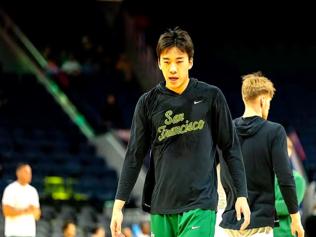 同样打NCAA，两个中国球员的处境天差地别。大三前锋王俊杰已经坐稳首发，刚拿