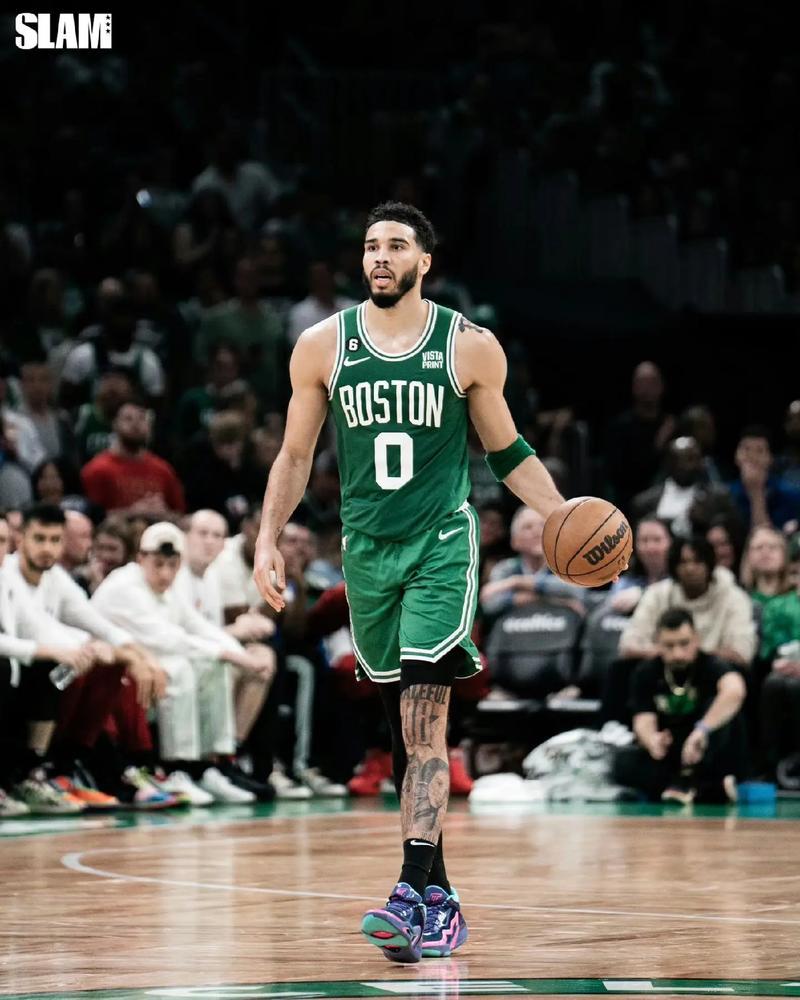 塔图姆王者归来，在跟腱撕裂手术恢复不到10个月后，首发出战，对手是独行侠。大伤之