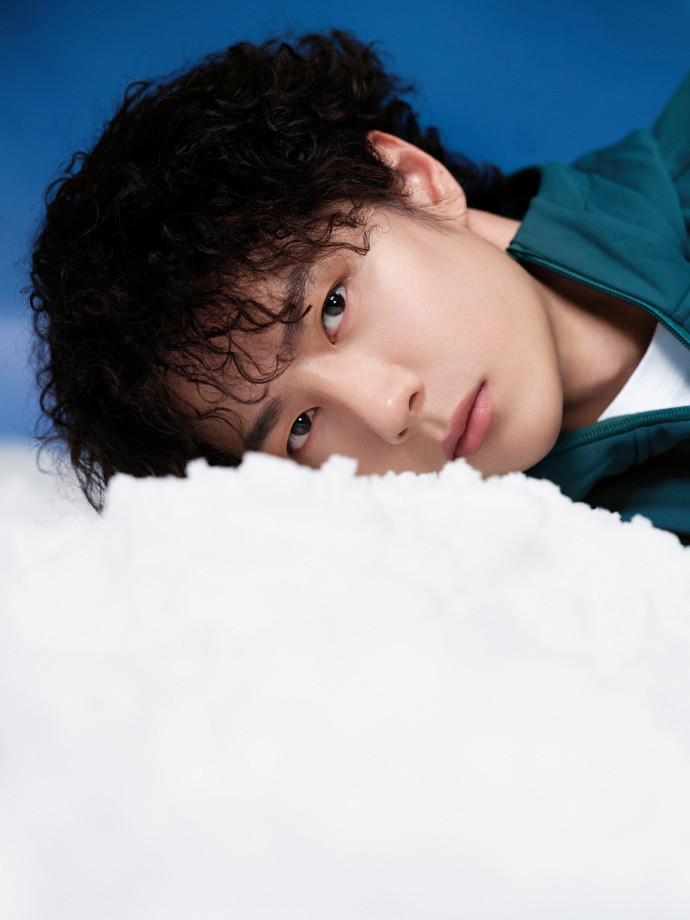 王一博带着泡面卷造型开启直播见面，新颖发型与实时互动环节结合，少见的形象尝试叠加