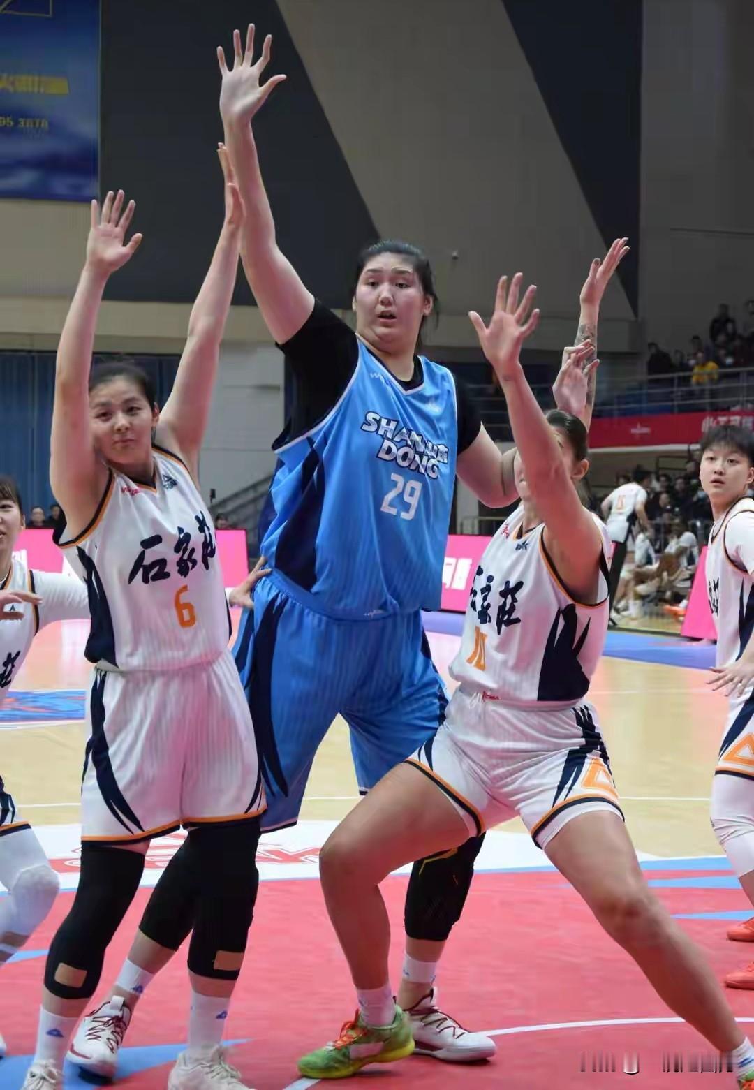 张子宇迎来了WCBA首秀，出场12分钟9投6中高效拿到15分，抢下6个篮板，帮助