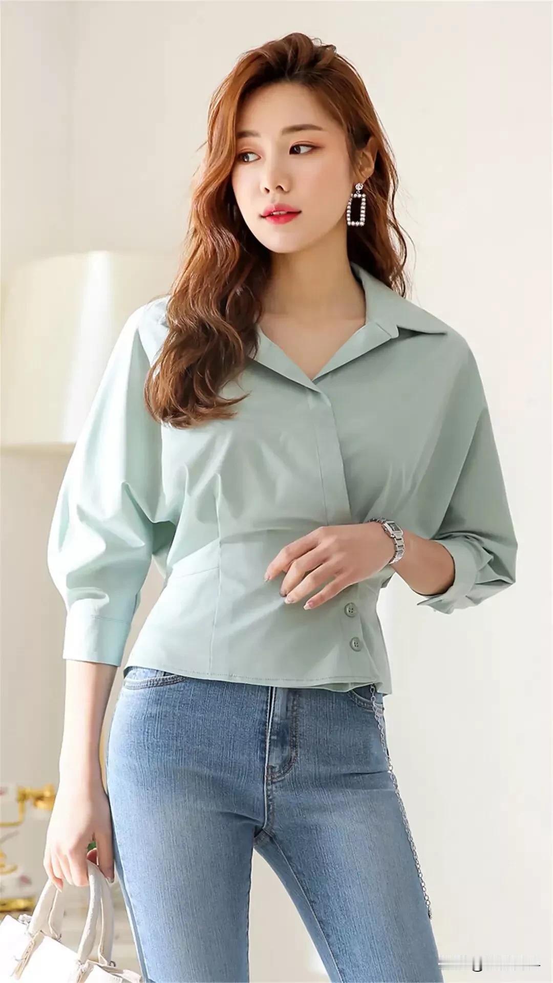 清新薄荷绿衬衫搭配牛仔裤，简直是春日出街的王炸组合！薄荷绿是春天的专属颜色，清新
