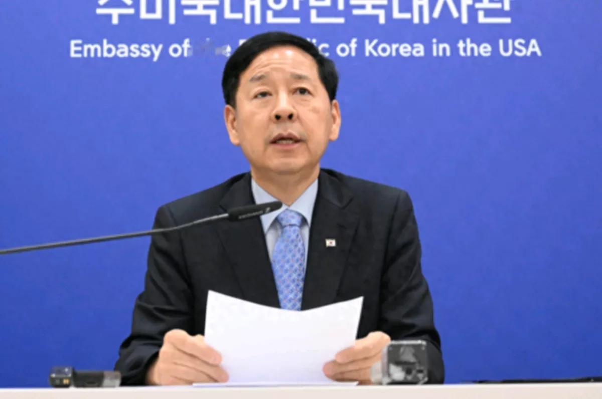 韩联社报道，当地时间27日，韩国企划财政部长具润哲表示，首尔已注意到美国总统特朗