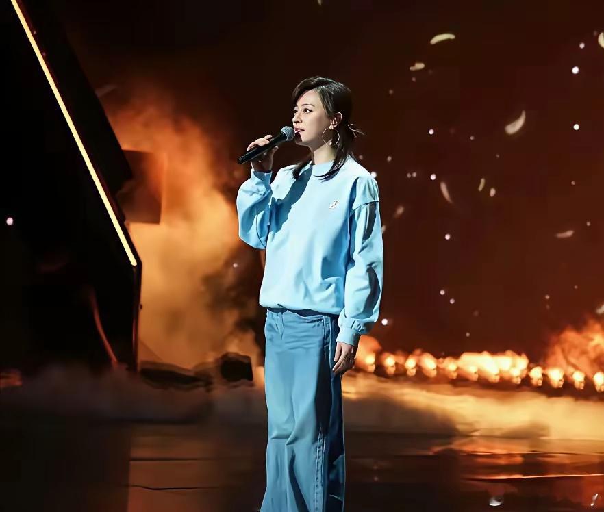 孙俪春晚彩排，半扎丸子头，清纯唯美，这状态也太绝了～浅蓝色卫衣衬得她皮肤白皙透亮