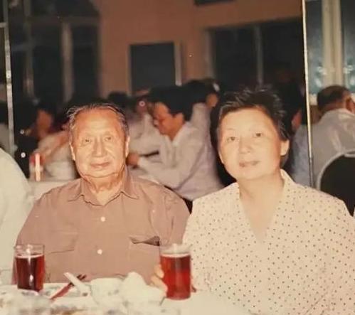1996年，左宗棠第四代孙左景鉴想回上海，写信给市委，请求分一套低楼层的房，可是