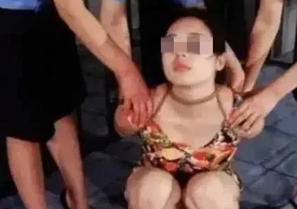 “坏到骨头里！”一男子在小区跑步时，发现一女子举止不对劲，就小心上前查看，竟发现