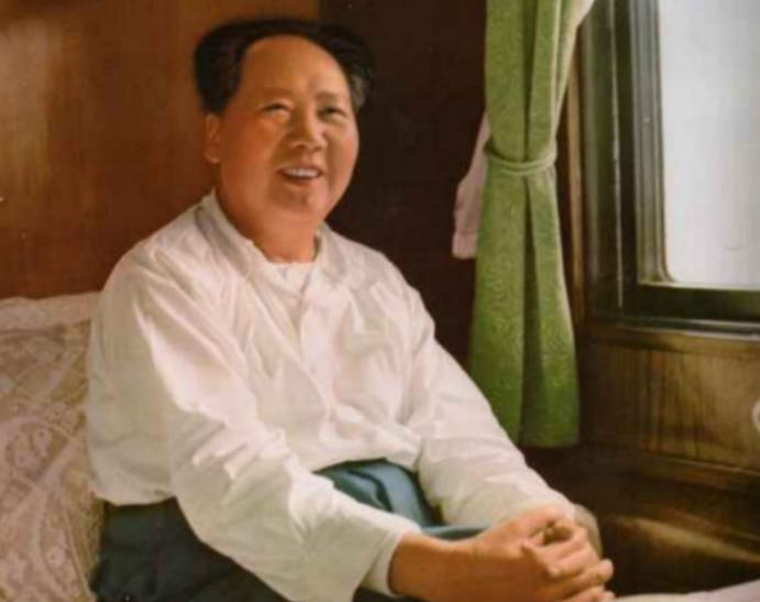 1956年，毛主席正乘坐专列到北戴河开会，途中发现女列车员面露愁容，毛主席得知她