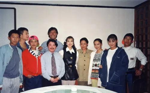 这是一张摄于1994年的老照片：我只认出了略显青涩的夏雨，笑容灿烂的姜文，华