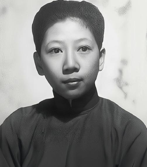 1994年，孔令伟去世，其姐孔令仪为她脱去男装，换上旗袍，画上淡妆，随后低头啜泣