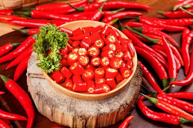 辣椒再次被关注！医生告诫：癌症患者吃辣椒，不过多久或有几变化有些人一看到辣椒