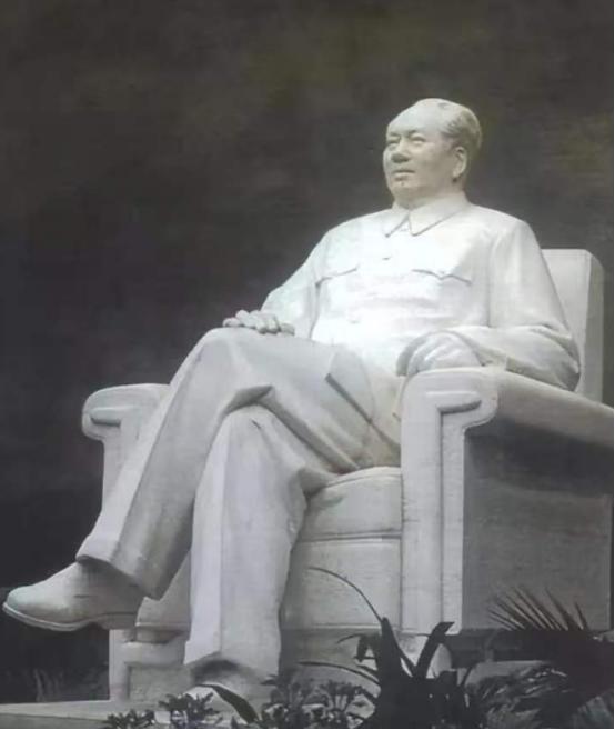 有人提议在全国范围内拆除毛主席塑像，是谁提议的，名字可以公开吗？谁敢拆除毛主席塑