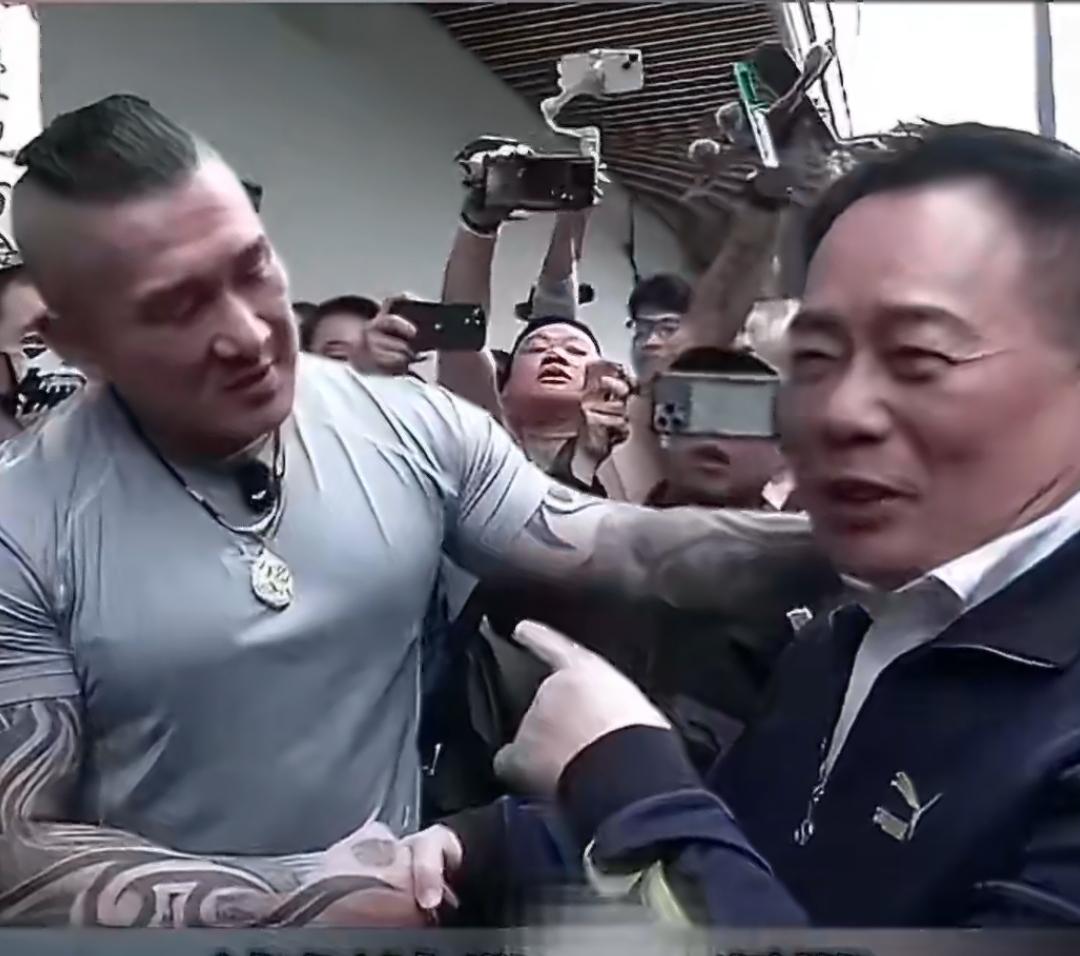 一边认罪，一边涂脂抹粉把自己扮英雄，这不是自己抽自己吗？蔡正元精神错乱了吗？一个