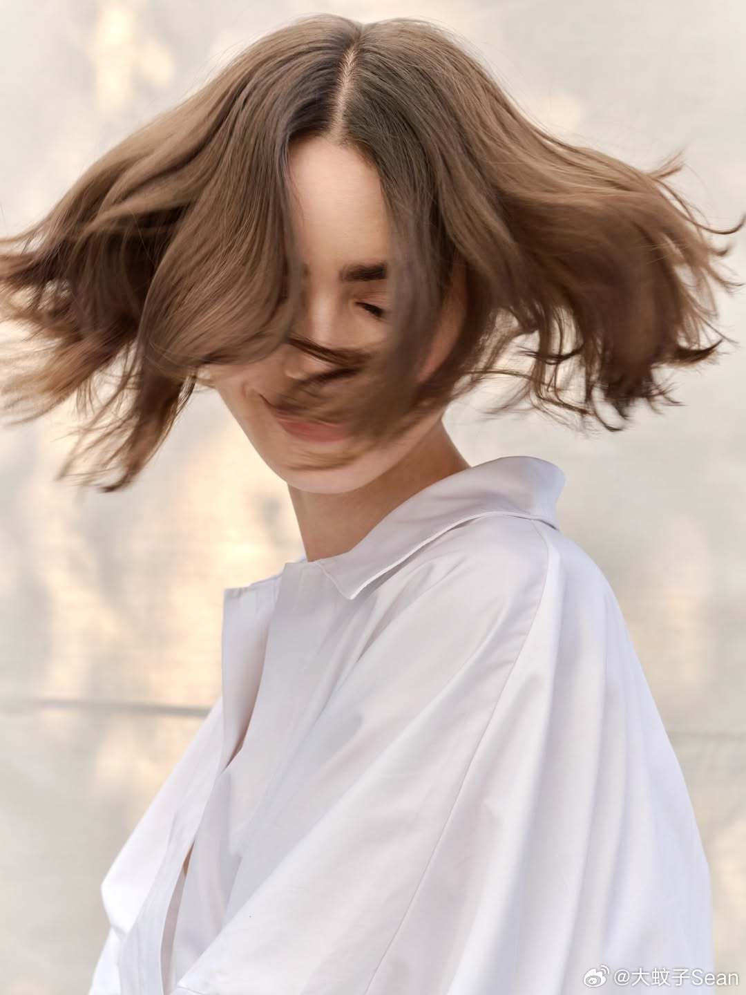 lilycollins莉莉柯林斯为好友发型师MaraRoszak自创的美发品