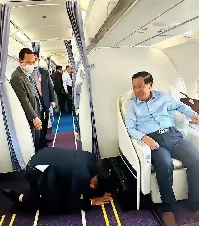 洪森接受跪拜礼，亲王加身图啥？哇塞！洪森竟然接受跪拜大礼