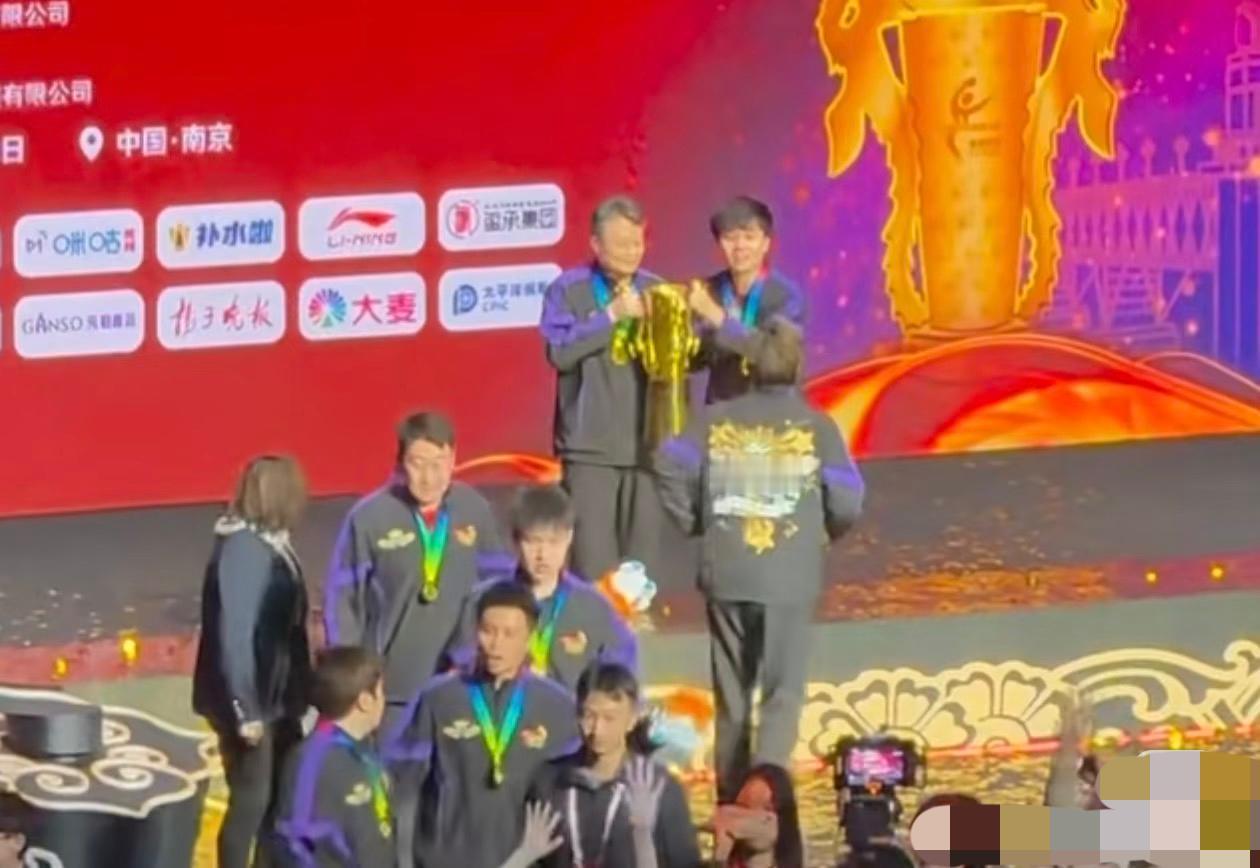 魏桥夺冠🏆尹霄指导单独叫了林昀儒合影——明年林昀儒还会来吗？12月28日，