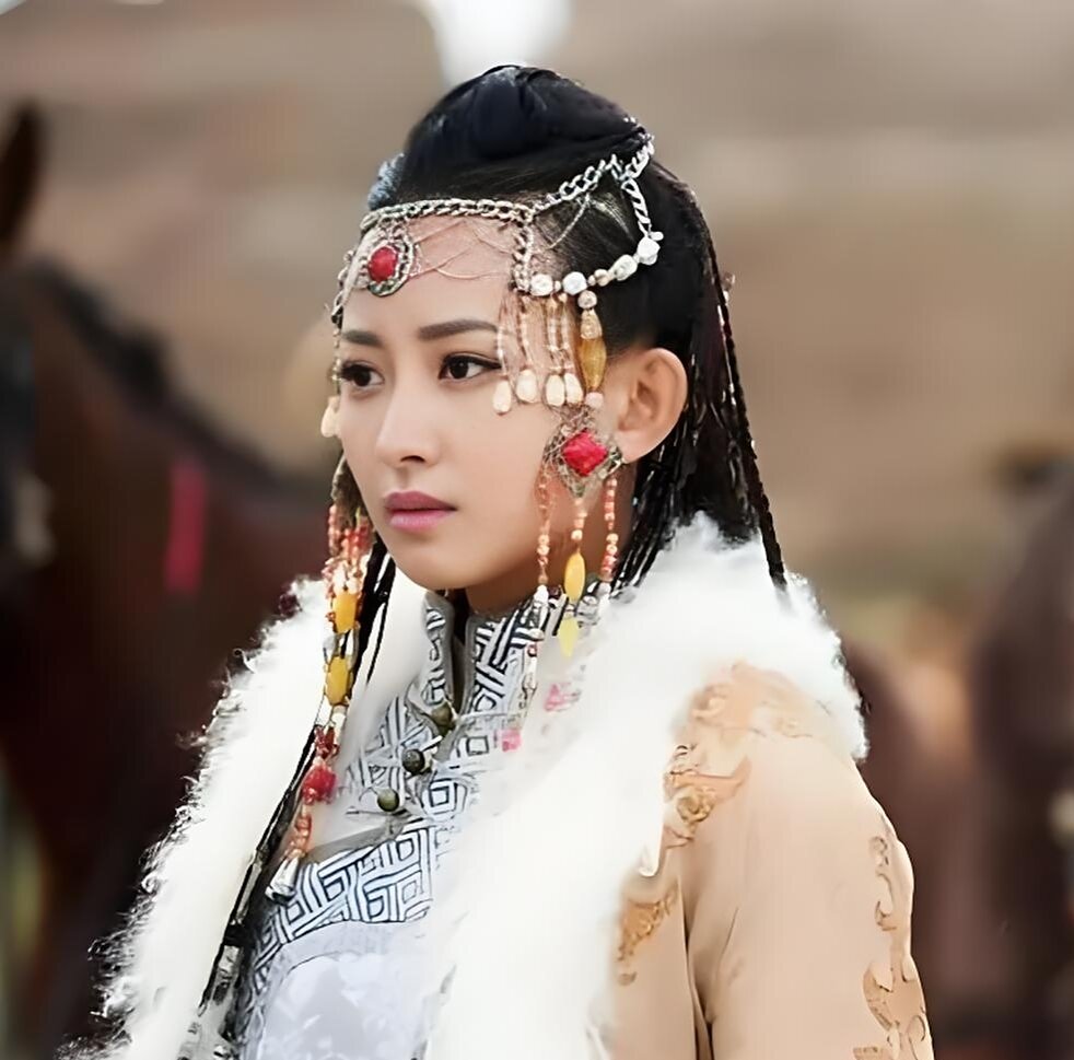 成吉思汗攻灭乃蛮部后，将先后嫁过太阳汗父子的古儿别速，纳为自己的嫔妃。多年后，胆