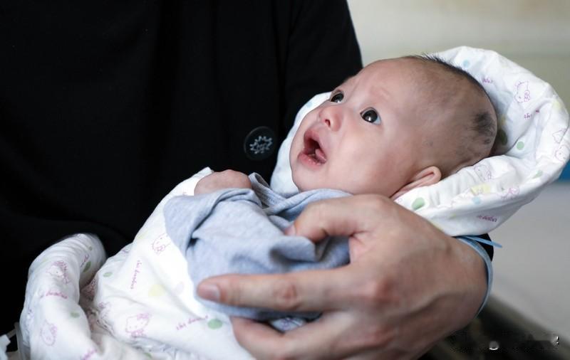 刚出生的孩子为什么经常都会哭?刚出生的孩子不会说话，他的所有诉求都只能通过哭