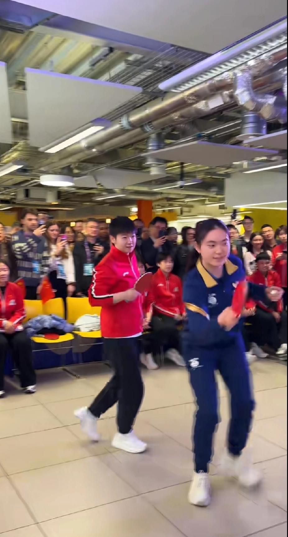 世乒赛赛后的快乐乒乓！莎莎和英国选手互动也太可爱了刷到国乒伦敦世乒赛的赛后