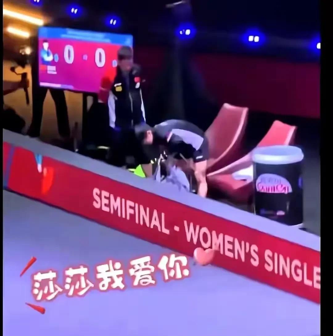 这名男球迷挺大胆啊！在新疆乒超联赛第一天，一男子喊:莎莎，我爱你。意想不到的