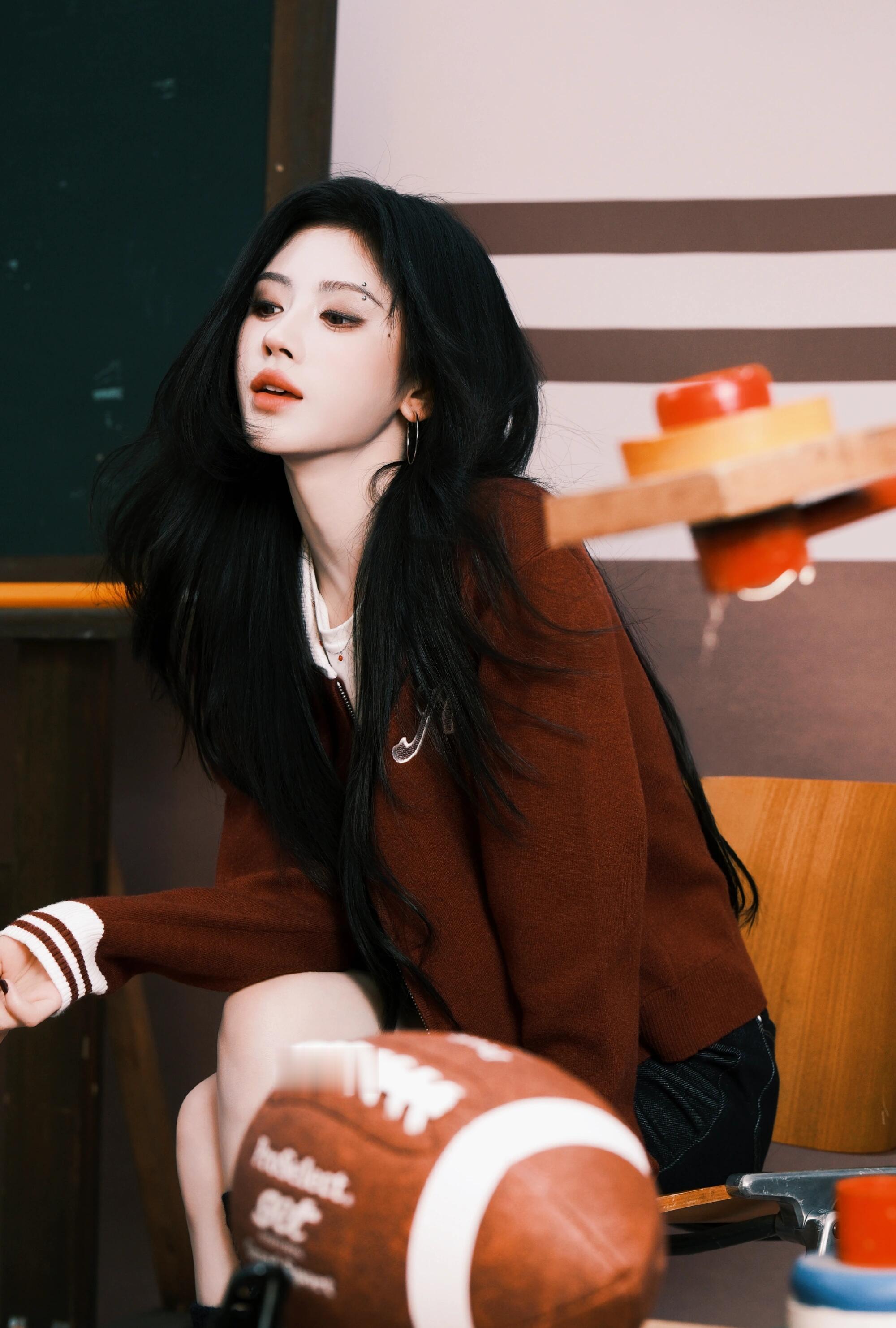 鞠婧祎直播，短款棒球服+牛仔裙学院风穿搭，眉钉造型是拽酷学姐，叛逆美高❗️