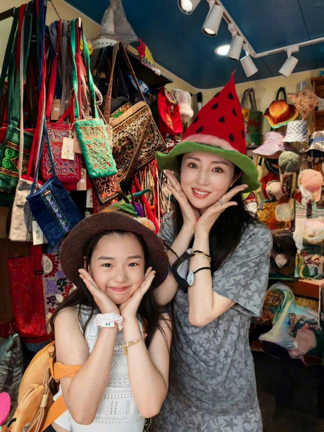 董璇再婚后的生活状态董璇在综艺中表示，因女儿小酒窝是女孩，婚后未与丈夫张维伊同