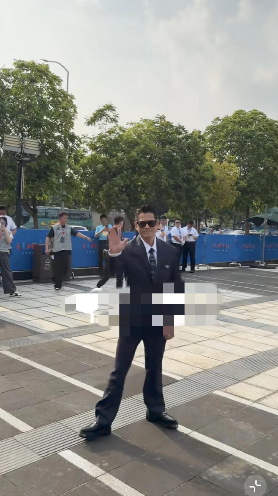 4月26日，郭富城太难了，匆忙赶到深圳参加电影《寒战1994》首映礼，穿的鞋子增