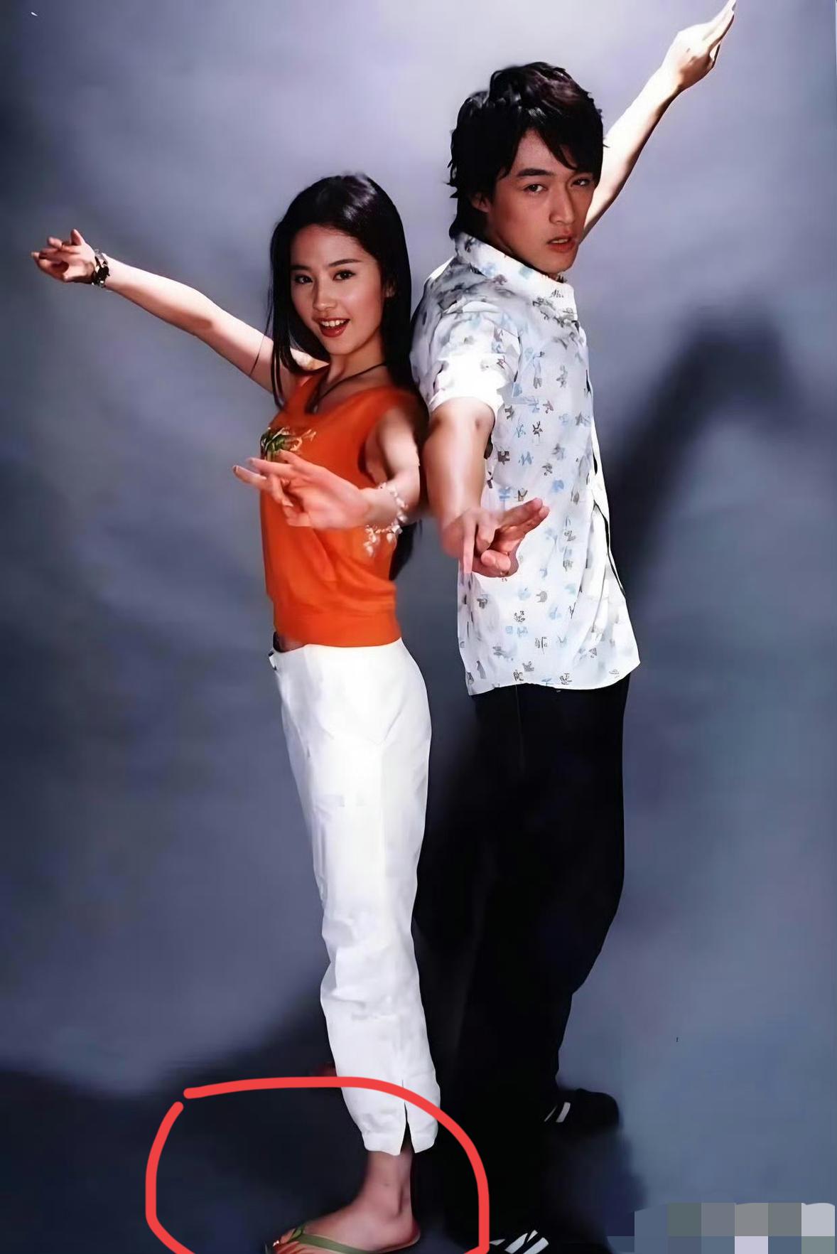 才发现，女神刘亦菲也会穿人字拖鞋的[捂脸哭]想不到她以前那么随意，直接穿拖鞋就