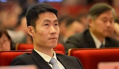中国大满贯赛女单冠军颁奖典礼，王励勤展示高情商。在为女单冠军王曼昱颁奖时，王