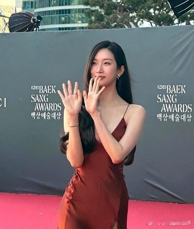 谁敢信，韩国第一个95后影后竟然是文佳煐！昨晚百想艺术大赏，她凭借电影《后来的