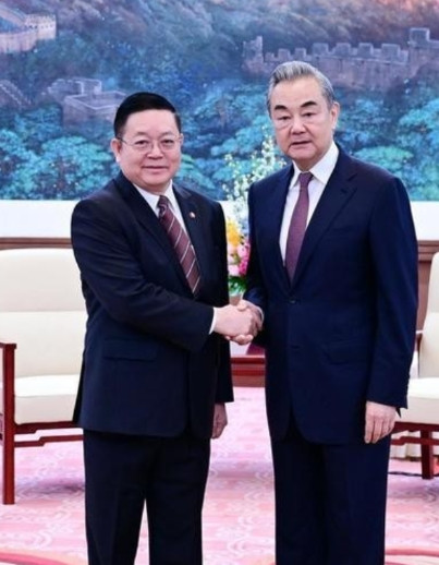 不到24小时，泰国就变脸了！中国好心表示愿意当和事佬，帮忙调解泰柬边境纠纷，结果