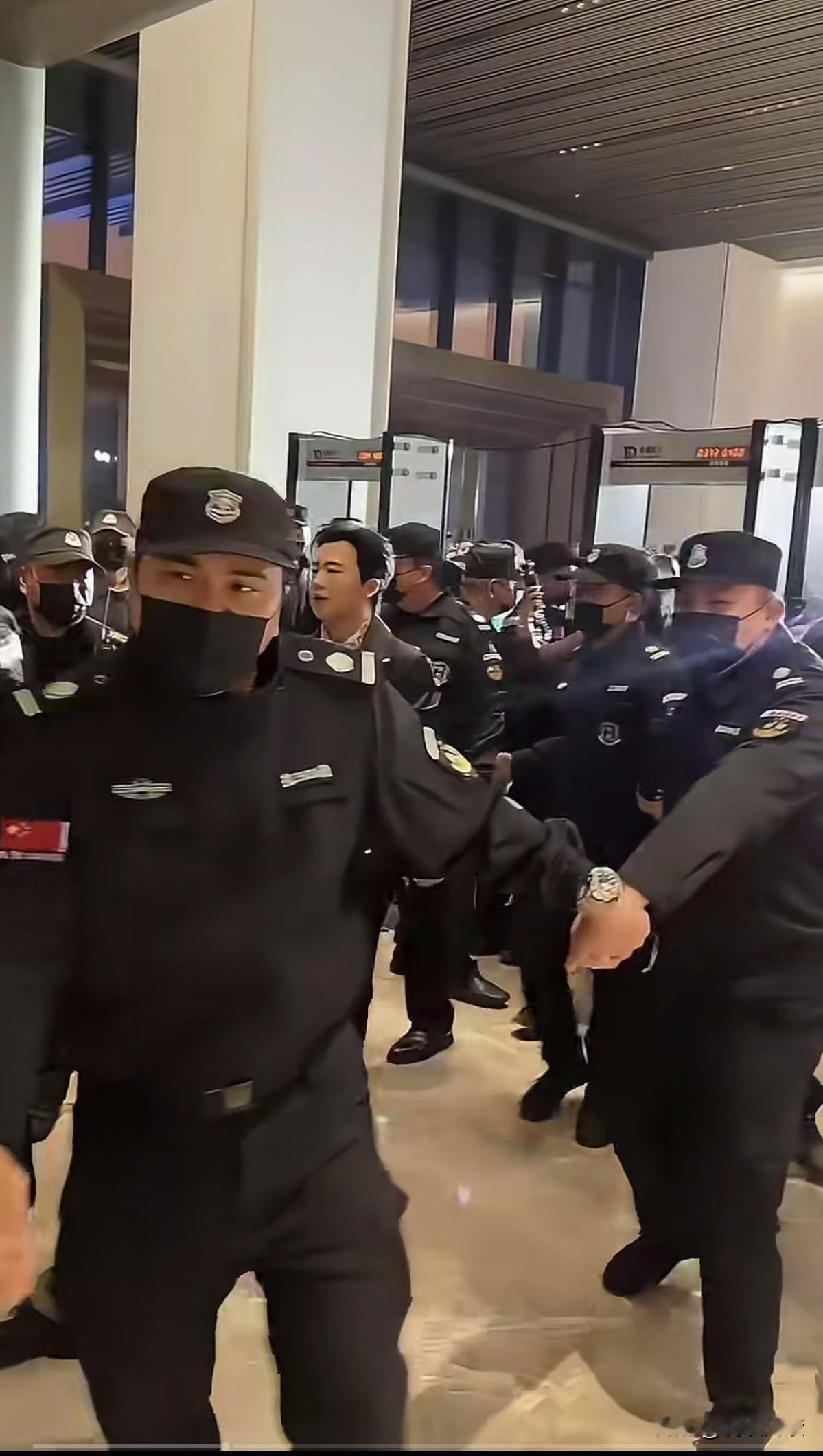 没办法，要是没有这么多保安维持秩序，真要出乱子。几千名粉丝们的热情接触和围追堵截