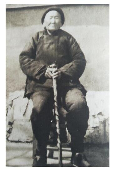 1941年，一位老妇人请“汉奸”侄子吃饭，突然压低声音道“孩子，给我弄300发子