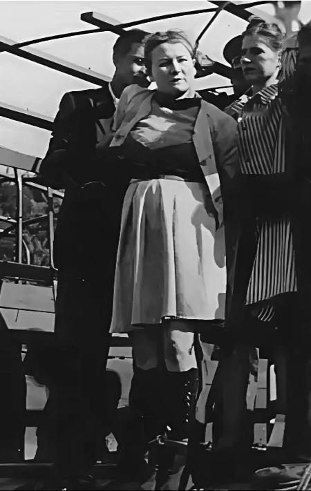 1946年，纳粹女看守安娜·韦伯被挂上绞架，当年她作威作福：踢开求饶的囚犯，举报