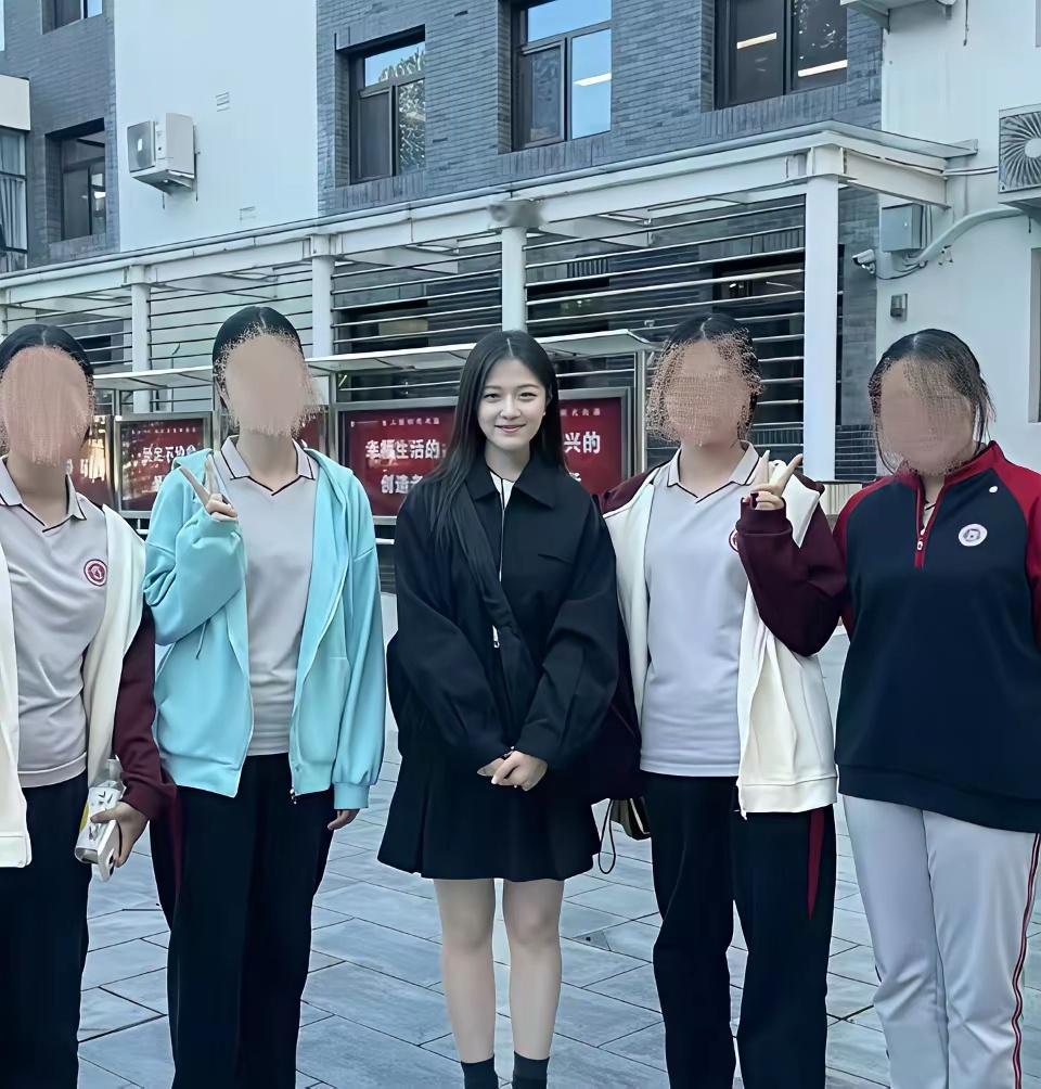 李兰迪和路人合影，原来她的脸是这么小的？一直以为她是大脸盘，明星不愧是明星啊