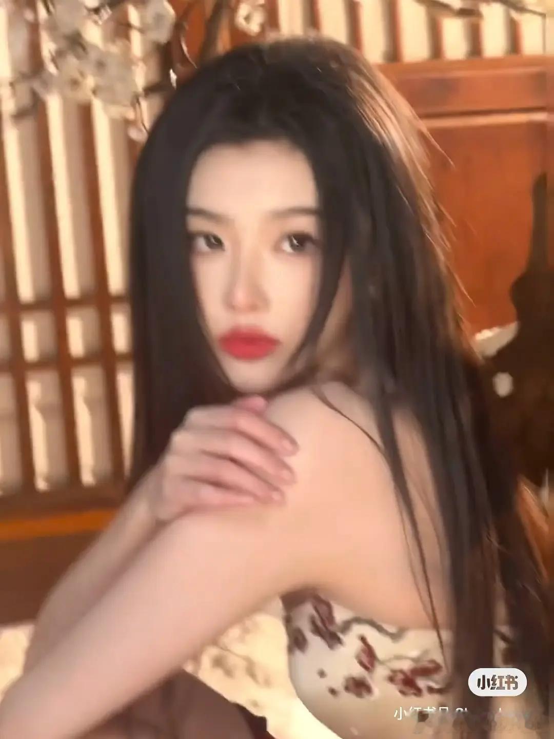 孔雪儿这组图有点儿阴湿女鬼味，这个风格怎么样？