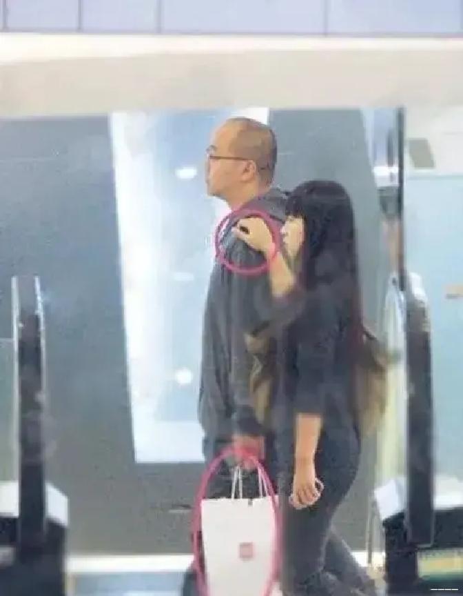 窦靖童有次跟媒体说，我妈钱多到花不完，但我爸穷苦潦倒成了我的心病。王菲住北京一