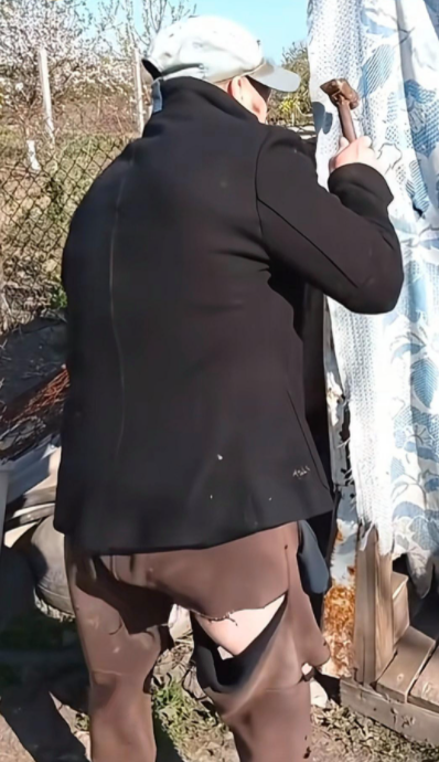 大爷这穿搭有点潮啊，自信就是最好的时尚单品！学到了，年龄不是问题～