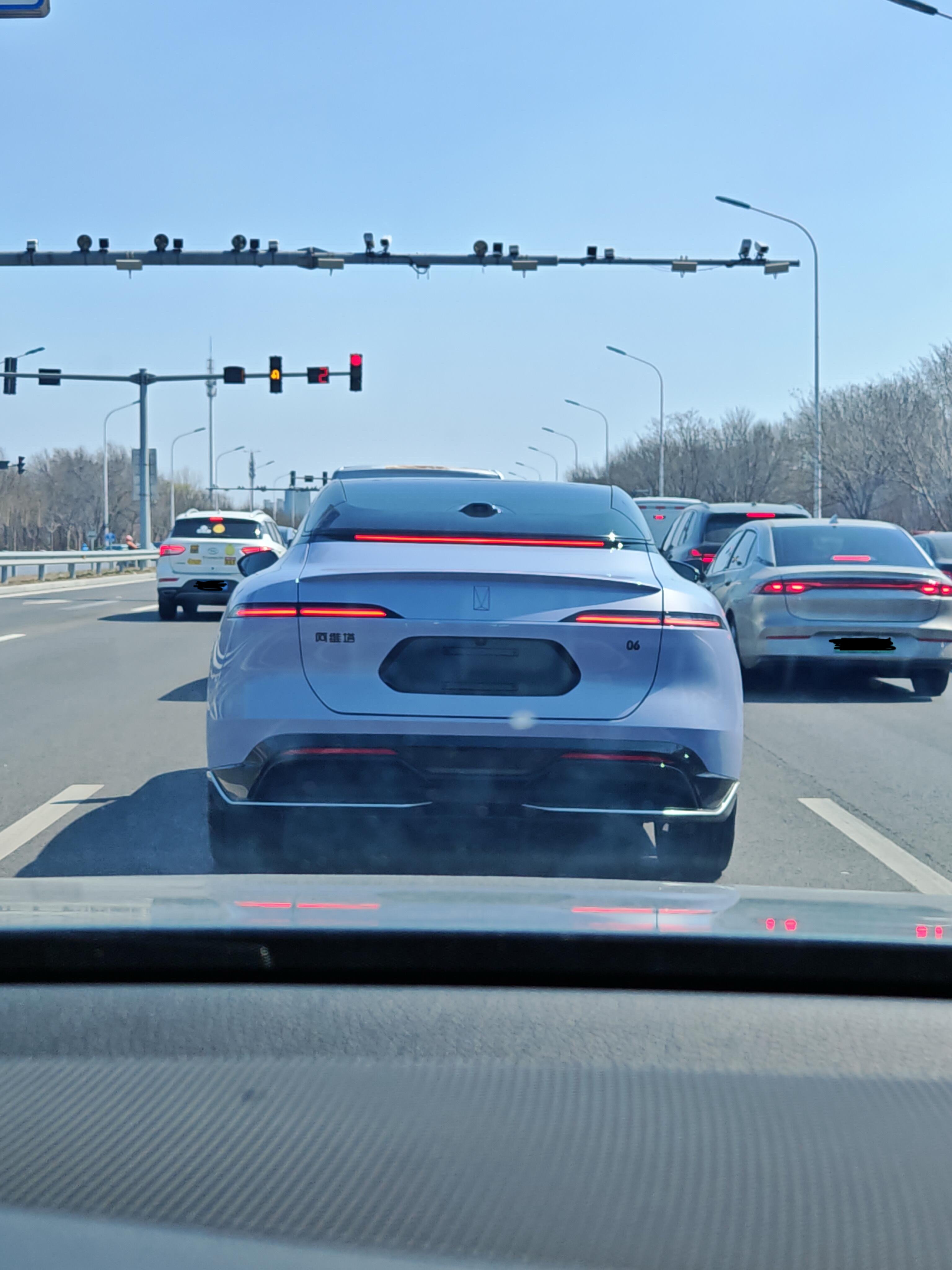 它怎么哇哇哭一路它都在我前面，有点可爱了