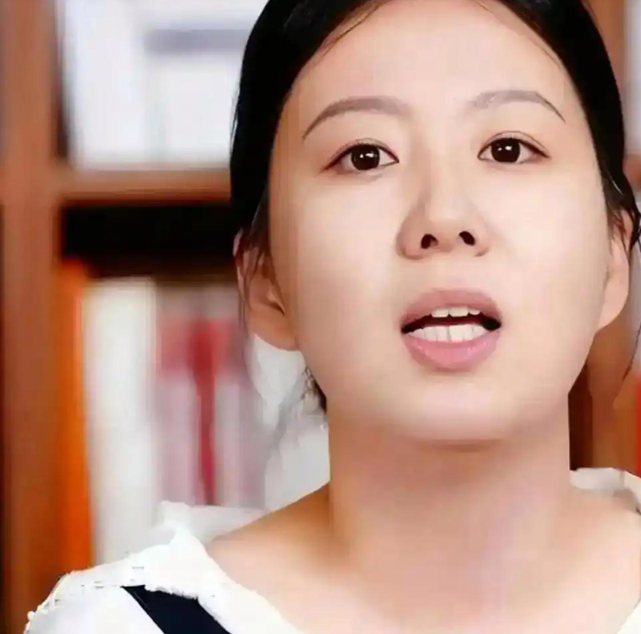 张雪峰老婆李丽婧，才34岁，比张雪峰小7岁。女儿张姩菡，才10岁。曾经，张雪