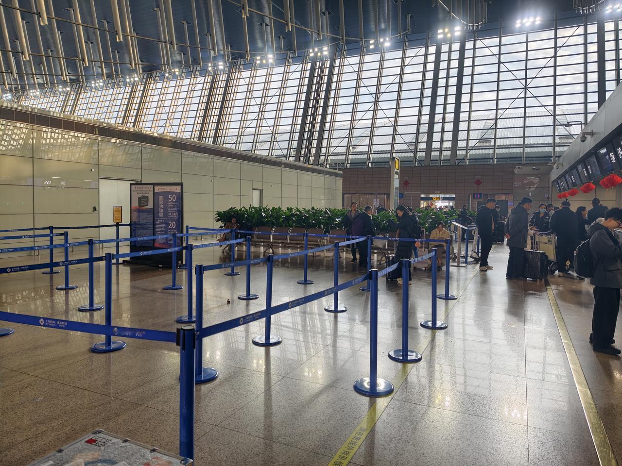 人山人海⛰️为什么这么多人都是出去旅游的吧上海人还是有钱