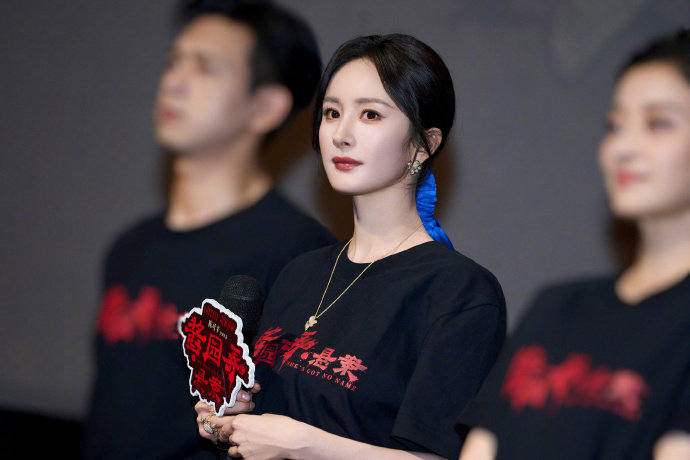 杨幂怼脸眼神戏海报杨幂王许梅上映海报杨幂王许梅上映海报，是怼脸眼神戏海报上线