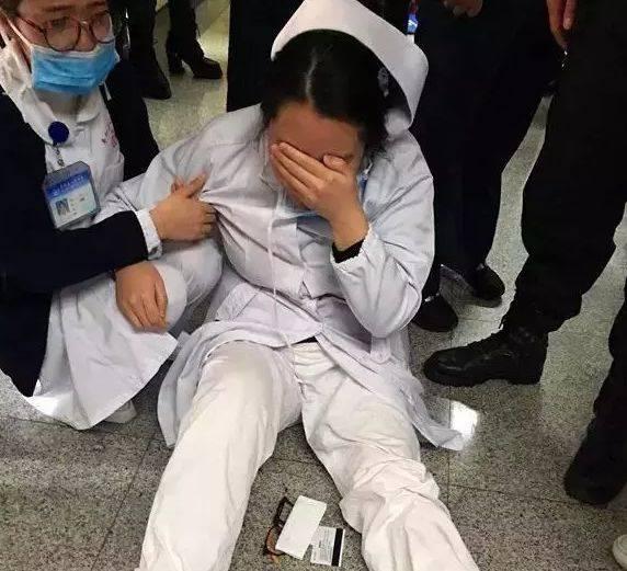 “钱我来赔，你该拘留照样拘留！”2015年广西玉林，医院输液室内上演离谱一幕。一