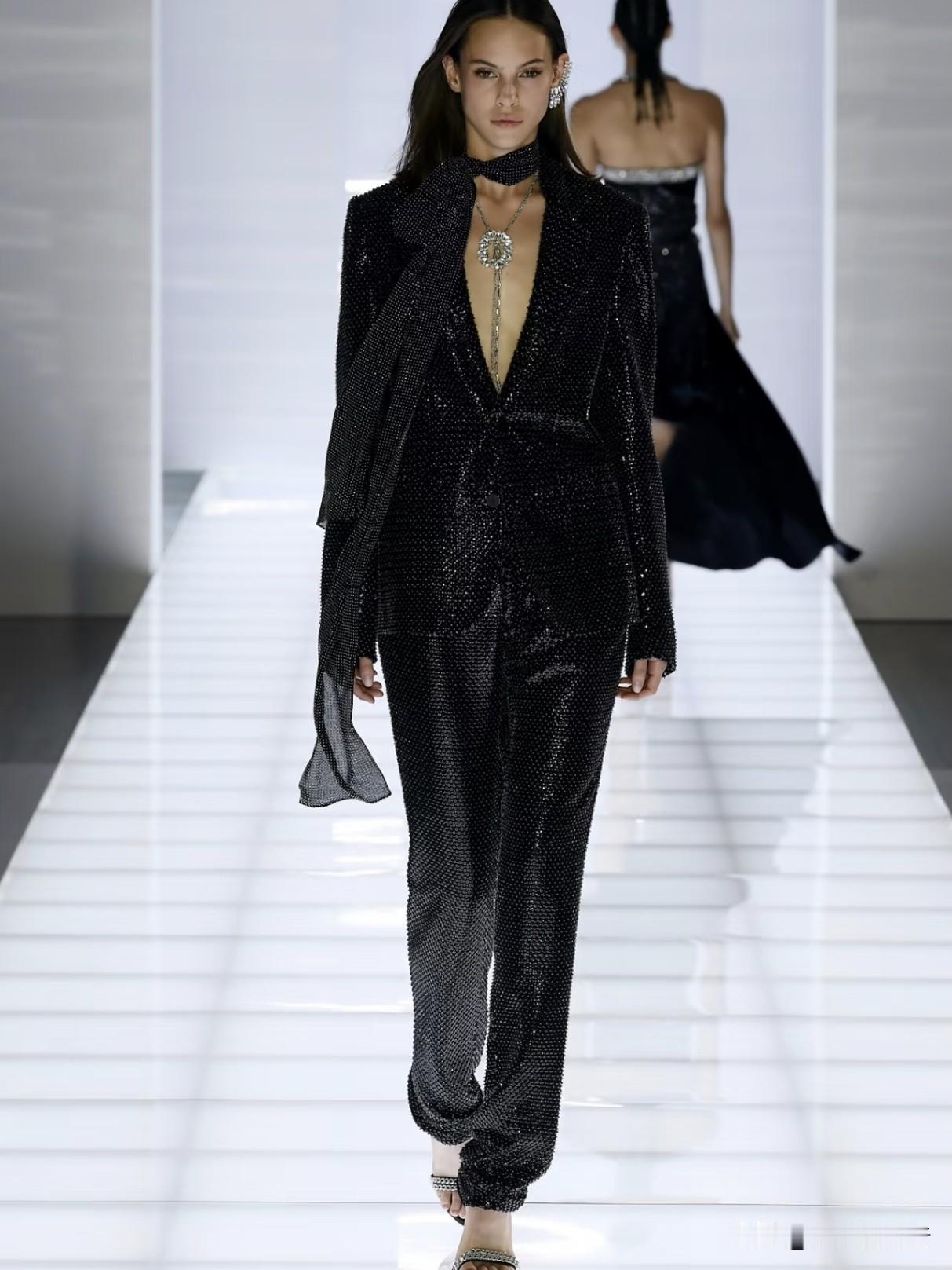 Azzaro2019秋冬巴黎高定，诠释独一份的法式轻奢魅惑。轻薄晕染纱裙搭配精致
