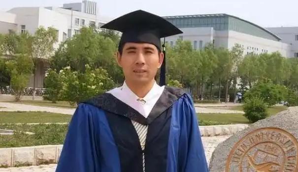 内蒙古一名单身男子，40年前收养了一个两个月大的男婴，从此含辛茹苦将他抚养长大。