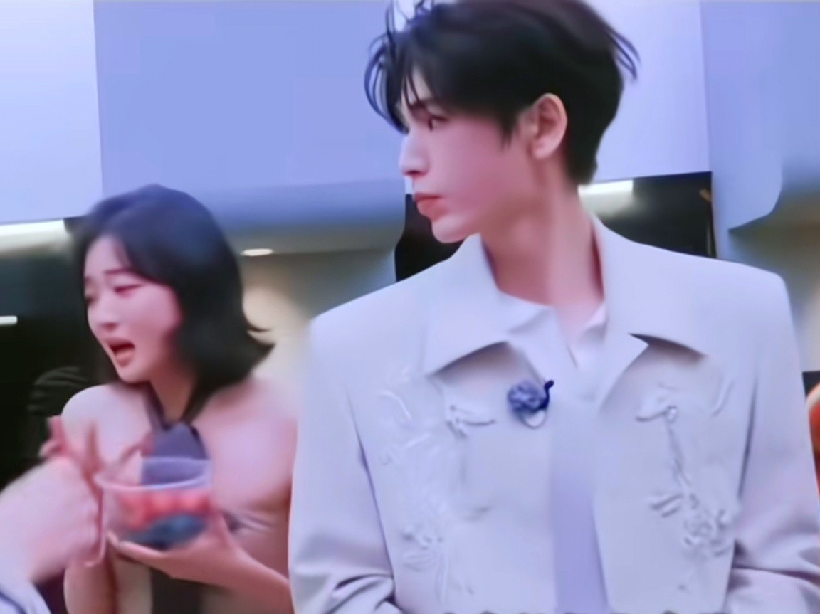 我觉得挺无奈的，现在男女艺人同框互动就非得被按头甜吗？张凌赫下意识护住孙千，紧接