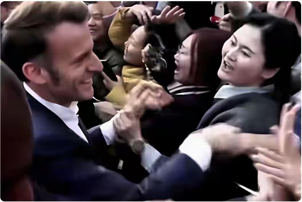 就是这张照片，就是这个女学生，抓的小马哥瞬间羞红了脸。“我握到了，我握到了！