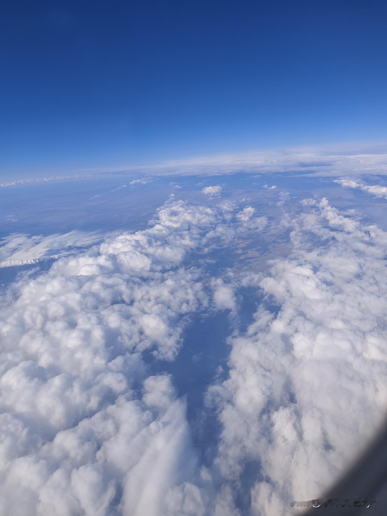 万米高空俯瞰濒临南极的智利国土，小岛星罗棋布。