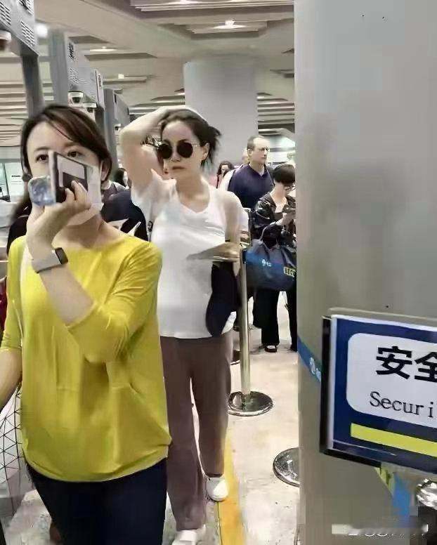 王菲机场随性出镜，生图状态依旧能打，清冷松弛的气质，难怪一直被偏爱。