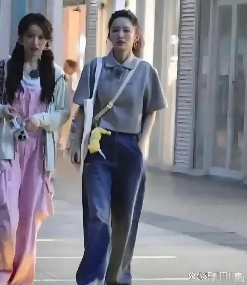 原来李沁生图长这样！颜值清丽亮眼，气质更是出众。