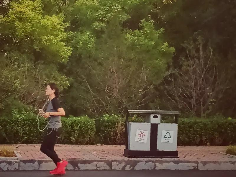 早上晨跑，空腹跑还是饭后跑，得看个人情况。空腹跑燃脂效果好，身体糖原少，脂肪供